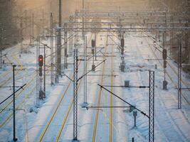 tren estación cubierto en nieve en el noche foto