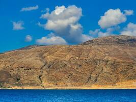 seco estéril colinas limítrofe el mar - Creta, Grecia foto