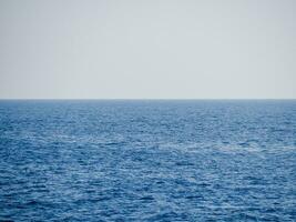 profundo azul temperamental mar - nada en el horizonte foto