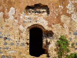 pequeño ventana de un antiguo templo encima el gramvousa isla - Grecia foto