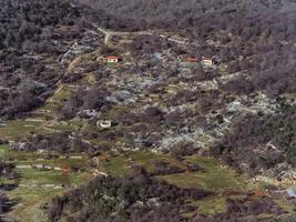 pasar por alto de un antiguo abandonado pueblo en el montañas de Grecia foto