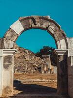 antiguo Roca portal a el restos de el anfiteatro de felipe - Grecia foto