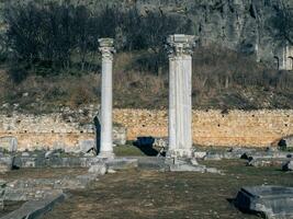 dos antiguo griego columnas todavía en pie entre el antiguo restos de felipe - Grecia foto