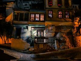 antiguo taberna a noche en pequeño griego ciudad foto