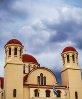 griego ortodoxo Iglesia con tormenta nubes reunión terminado eso foto