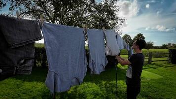 soleado lavandería día ropa colgando en un Fresco brisa video