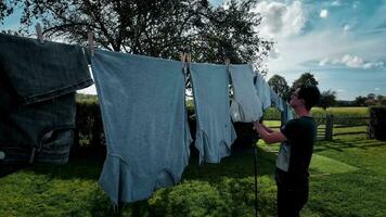 ensolarado lavanderia dia roupas suspensão em uma fresco brisa video