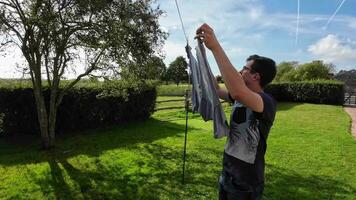 zonnig wasserij dag kleren hangende Aan een vers bries video