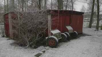 zwei Rad Pferd Wagen oder Wagen geparkt Nächster zu ein Schuppen beim Winter video