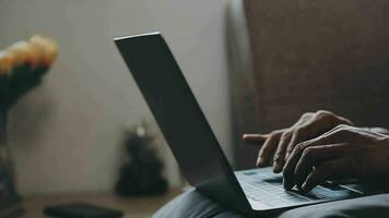 joven hombre de negocios que trabaja en casa con una computadora portátil y papeles en el escritorio video