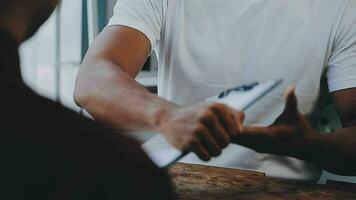 proche en haut vue de emploi entretien dans bureau, concentrer sur reprendre l'écriture conseils, employeur révision bien CV de préparé qualifié demandeur, recruteur considérant application, heure directeur fabrication embauche décision video