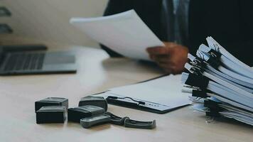 attrayant affaires asiatique homme travail avec ordinateur portable sur en bois table à maison. en cours d'analyse en ligne Les données à Succès affaires video