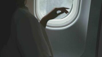 avión cabina y un hermosa mujer mirando fuera de el ventana video