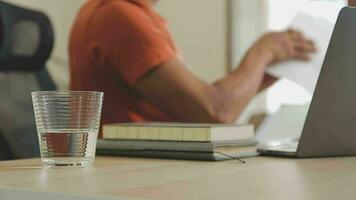 freelancer drinken water zittend Bij tafel video