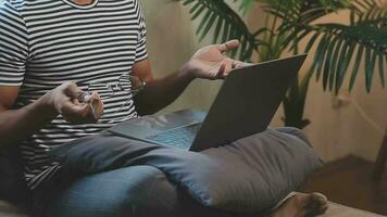 homem de negócios jovem trabalhando em casa com laptop e papéis na mesa video