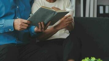Senior casal juntos às casa aposentadoria conceito lendo livro rindo video