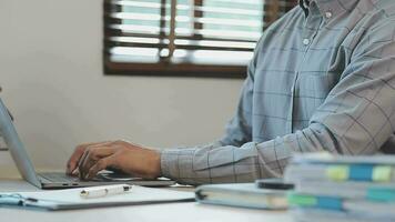 attraktiv Geschäft asiatisch Mann Arbeiten mit Computer Laptop auf hölzern Tabelle beim heim. Analysieren online Daten zu Erfolg Geschäft video