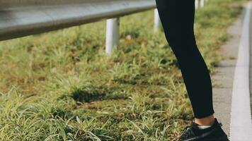 joven aptitud mujer corredor extensión piernas antes de correr en ciudad video