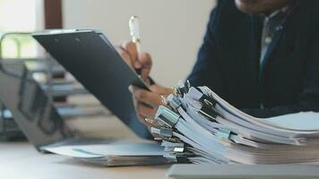 aantrekkelijk bedrijf Aziatisch Mens werken met computer laptop Aan houten tafel Bij huis. analyseren online gegevens naar succes bedrijf video