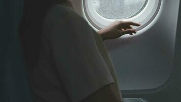 avión cabina y un hermosa mujer mirando fuera de el ventana video