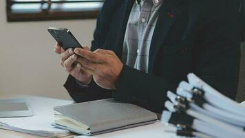 attraente attività commerciale asiatico uomo Lavorando con computer il computer portatile su di legno tavolo a casa. analizzando in linea dati per successo attività commerciale video