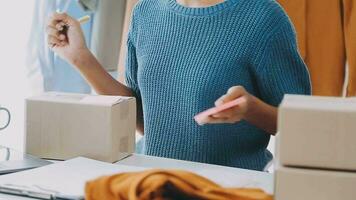 une peu finition touche et ça va être prêt. coup de une Jeune mode designer travail sur une vêtement pendaison plus de une mannequin. video