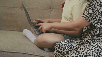 sorridente padre e figlia assunzione autoscatto su smartphone mentre madre e figlio utilizzando il computer portatile insieme a casa video