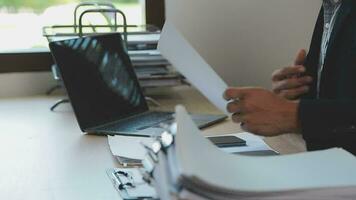 aantrekkelijk bedrijf Aziatisch Mens werken met computer laptop Aan houten tafel Bij huis. analyseren online gegevens naar succes bedrijf video