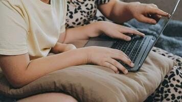 Kinder Schwester und Bruder spielen Zeichnung zusammen auf Fußboden während jung Eltern entspannend beim Zuhause auf Sofa, wenig Junge Mädchen haben Spaß, Freundschaft zwischen geschwister, Familie Freizeit Zeit im Leben Zimmer video