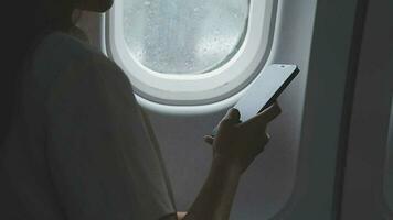 Flugzeug Kabine und ein schön Frau Blick aus von das Fenster video