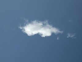 soltero blanco nube terminado azul cielo antecedentes. mullido cúmulo nube forma foto