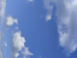 distorsionado blanco nubes terminado azul cielo antecedentes foto