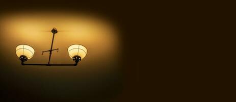 antiguo antiguo lamparas en el pared en un oscuro habitación fondo, melancólico ligero foto