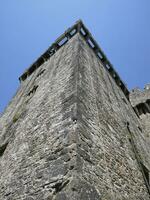 antiguo céltico castillo torre terminado azul cielo fondo, labia castillo en Irlanda, céltico fortaleza foto