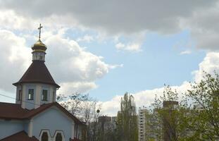 ortodoxo Iglesia con verano cielo antecedentes foto