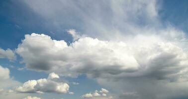 puro verano cielo con hermosa blanco nubes foto