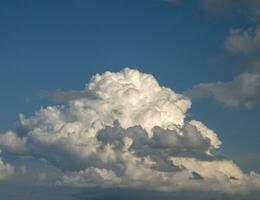 blanco y gris cúmulo nubes antecedentes terminado el azul verano cielo antecedentes foto