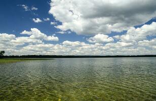 puro verano lago agua y hermosa paisaje de naturaleza foto