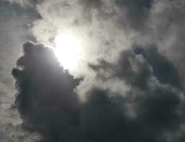 oscuro nubes en el Tormentoso puesta de sol cielo fondo, hermosa cielo foto