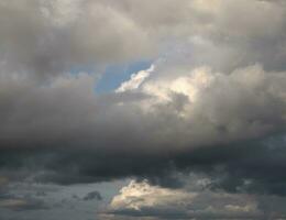 Tormentoso cielo con blanco y gris nubes fondo, hermosa cielo foto