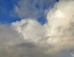 Tormentoso cielo con blanco y gris nubes fondo, hermosa cielo foto