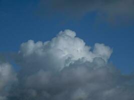 blanco mullido nubes en el Tormentoso cielo antecedentes foto