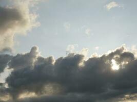 Tormentoso cielo con blanco y gris nubes fondo, hermosa puesta de sol cielo foto