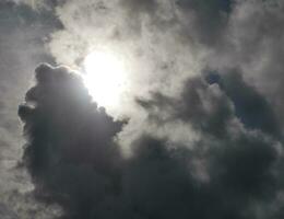 oscuro nubes en el Tormentoso puesta de sol cielo fondo, hermosa cielo foto