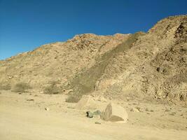 Desierto tierra con montañas y mar foto