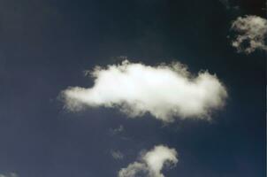 azul cielo con blanco nubes en Dom rayos foto