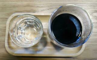 café y agua fondo, negro café y un vaso de agua foto