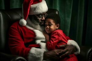 negro Papa Noel acurrucarse pequeño afro niño. generar ai foto