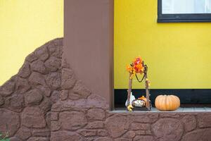 otoño decoración en el porche de el casa fuera de en el yarda de calabaza, linterna, guirnaldas, sombreros, Jack linterna. Víspera de Todos los Santos fiesta, otoño ánimo, cosecha festival foto