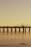 espectacular puesta de sol en el Oceano muelle foto